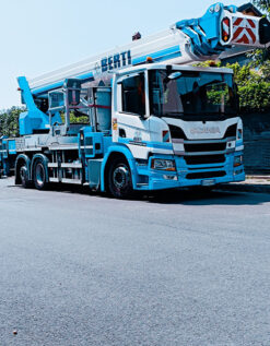 Piattaforma Autocarrata Con Operatore - C348